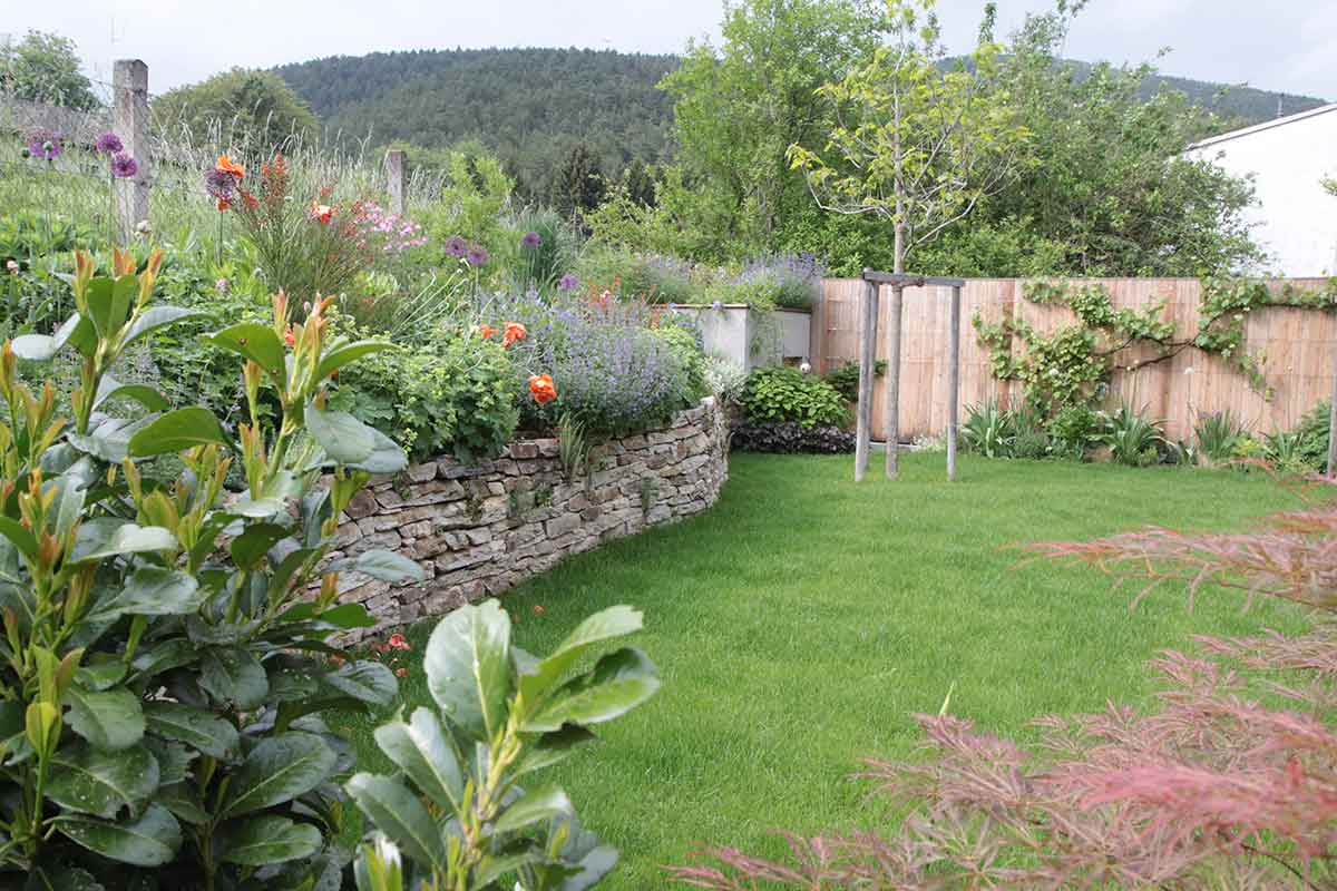 Garten mit Trockenmauer