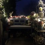 Gartenterasse in Winter mit Weihnachtsdeko